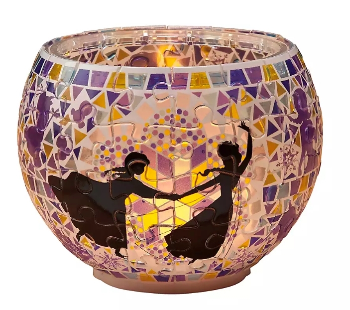 Elsa這一款就用了藍紫色的配色,和黃色的燈光也很配襯。這一款的人物有Elsa和妹妹Anna,和姐妹或閨蜜一起用十分少女心!圖案中也有很多冰雪圖騰,十分精緻!可愛角色Olaf當然也有出現啦!