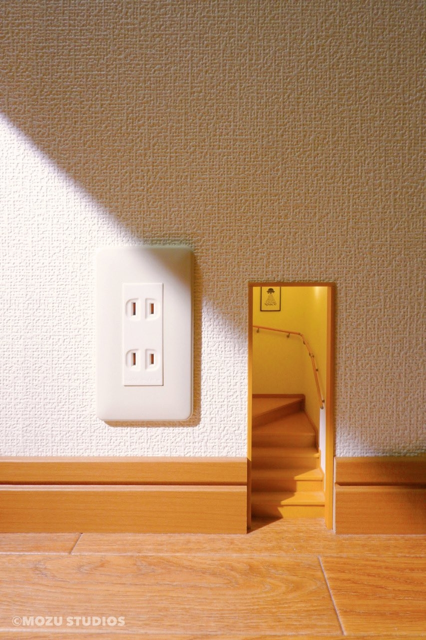 他近日的一個新作「樓梯間」也讓人十分有聯想空間,像是牆壁背後還有一間大宅一樣!昏黃的燈光十分溫暖,氣氛非常日系~作品中的其中一樣殺手鐧就是燈光,燈光更會隨著早晚作出不同的轉變,營造出的氛圍讓人感覺自己正置身在那裏!