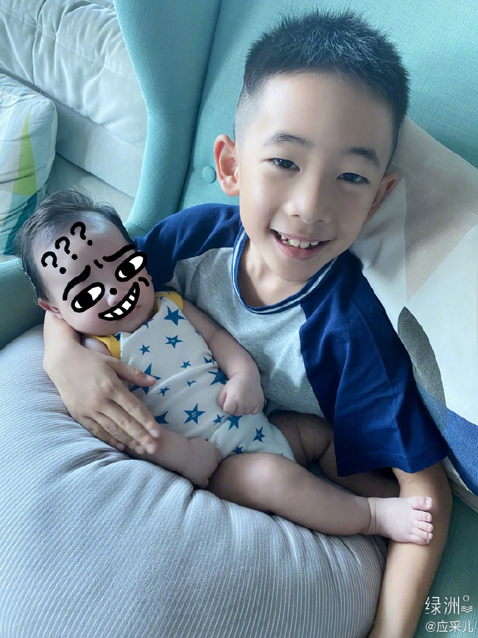 【爸爸去哪兒5】最近陳小春與應采兒家中多添一位小兒子,一家人更參加內地真人騷節目《新生日記2》