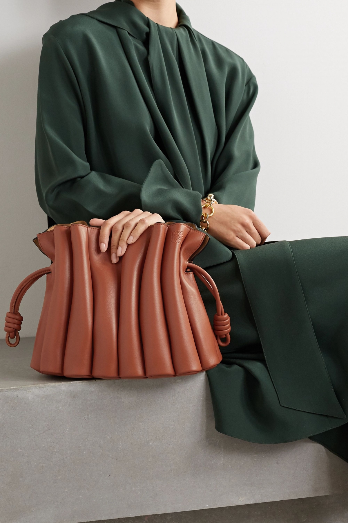 【名牌網購】LOEWE Ondas 手拿包是 Flamenco 系列的最新單品，當中最具識別處就是同樣都有獨特盤繞小牛皮拉繩