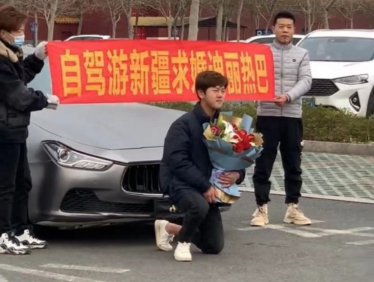 另外更展示出:「熱巴我愛你,藍寶堅尼送給你,法拉利送給你」和「自駕遊新疆,求婚迪麗熱巴」的橫額,這種土豪式示愛,讓人們都確信他是一位身家富裕的「真土豪」。