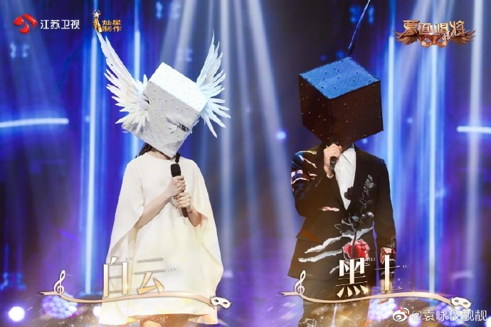 共同登上大陸節目《蒙面歌王》時竟發生了一些小插曲,袁詠儀發表了一番「買手袋」的偉論