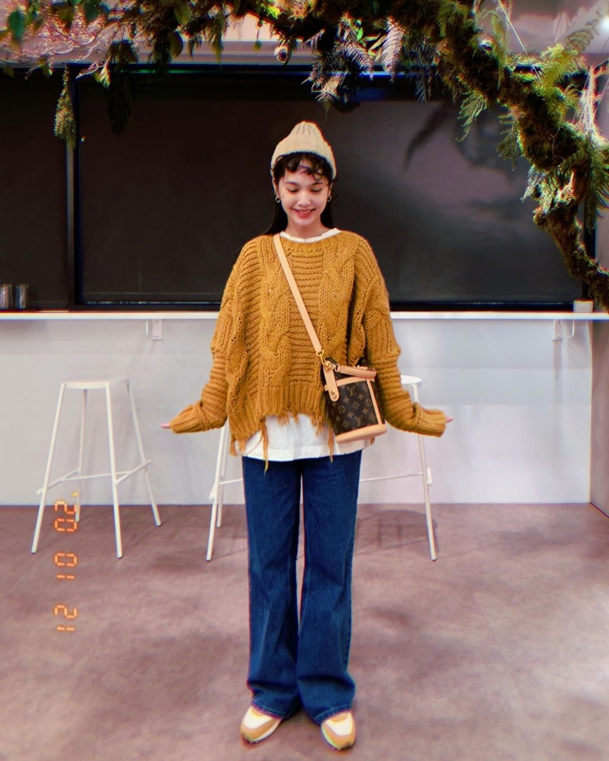 【楊丞琳名牌手袋】LV Duffle水桶袋超具可愛感,同樣以標誌性的Monogram圖騰設計~雖然這是LV名牌袋,但是有時簡約的穿搭一樣可以展現出它的魅力