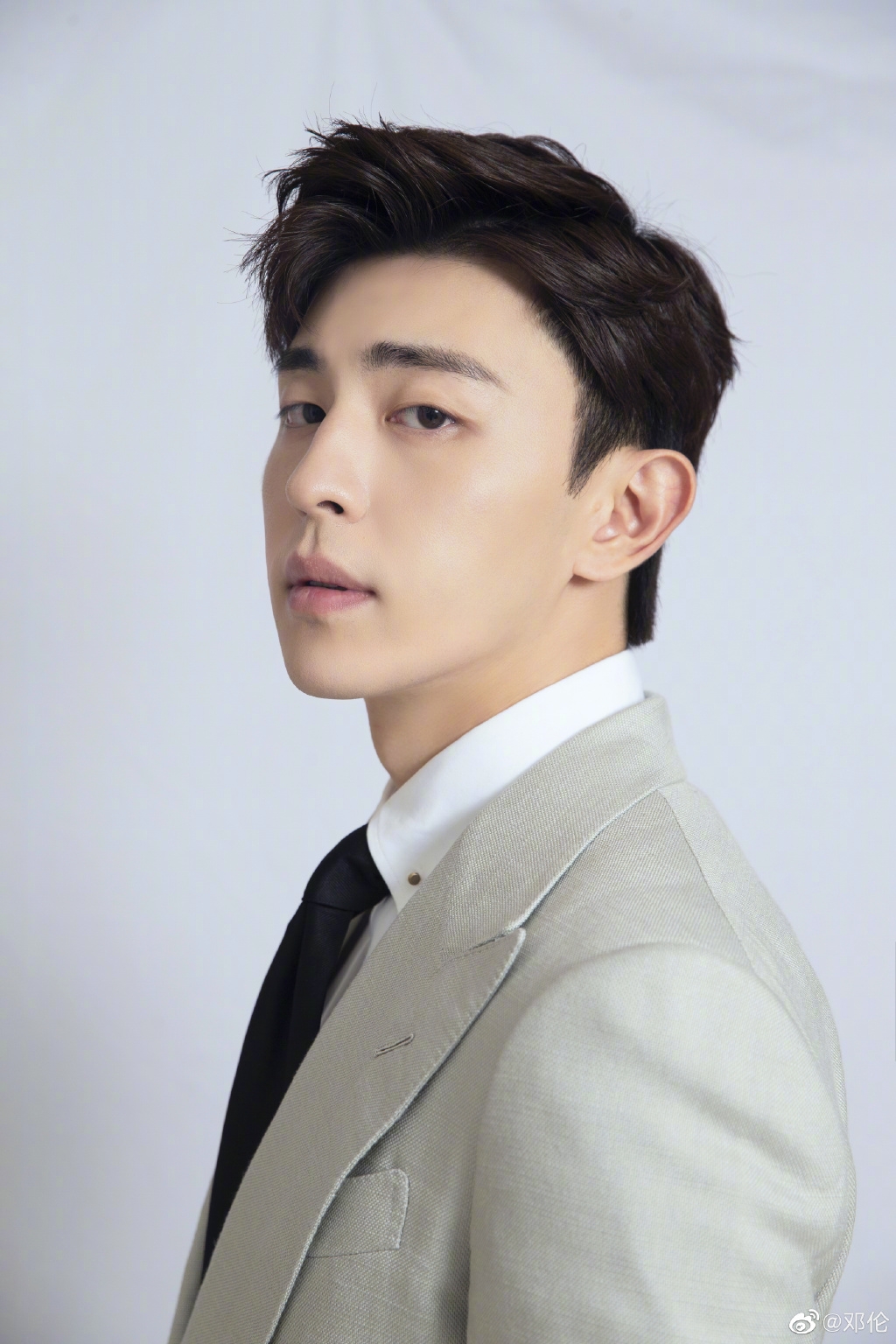 當紅小生鄧倫出名是記者的寵兒，也是今次不少記者投入的大熱門！