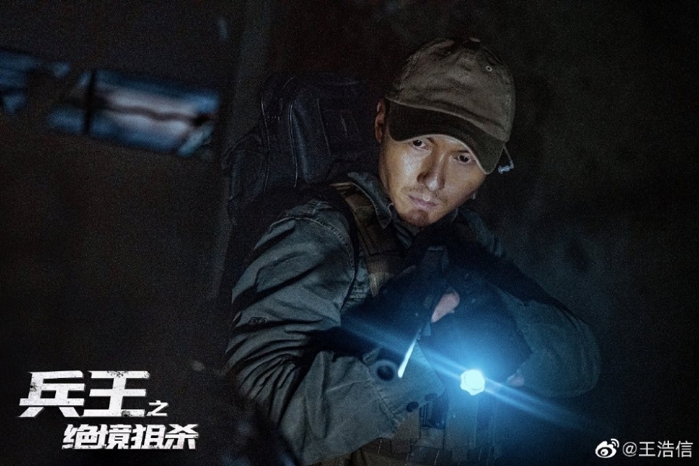 【王浩信平頭裝】最近與粉絲分享一張自己在電影《兵王之絕境狙殺》的軍人造型,戴上了軍帽的他超硬朗