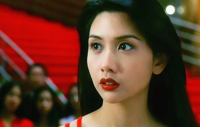 讓人不禁想起80、90年代會在港產片中看到的復古女星妝容!