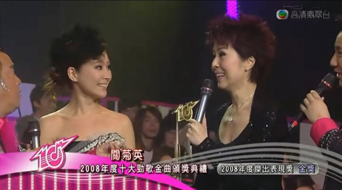 【勁歌金曲2020】關心妍聽成了自己的名字,便興奮的衝下台拿起獎座,並向菊姐擁抱,在場的歌手全都愕然