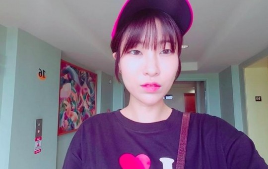 她也曾透露自己有考慮做全面的整容手術，但卻遭到男友反對。風格已經大不同的她，竟在去年年尾向觀眾交代決定整容，把眼睛整得更大，看來這個樣貌還是讓她沒有自信，果然整容都是逐步入坑的。