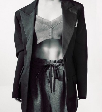 穿搭方面，她們也十分喜愛oversize的西裝外套，這讓她們苗條的身材增加點霸氣！同為熱愛跳舞的她們，露起腰來也十分迷人～