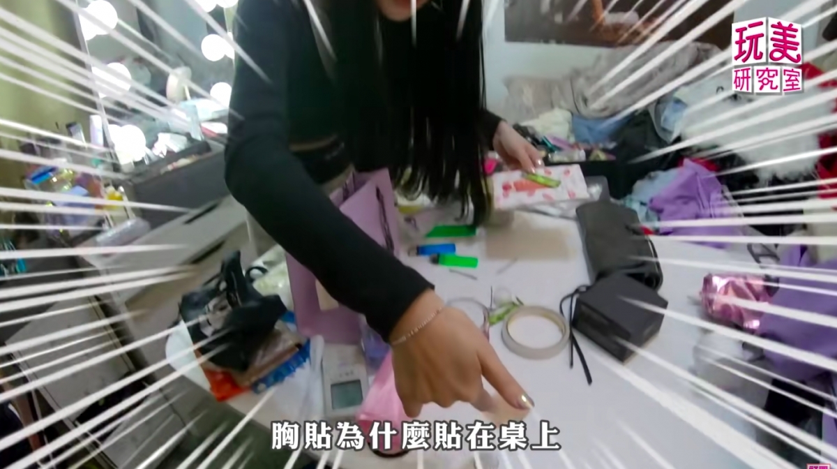 在床頭櫃也有一罐擺放了一個月的飲料,十分可怕!藥物和電線都亂糟糟的放在地上,用完的紙巾盒棉花棒隨處可見,用過的胸貼也黏了在桌子上⋯⋯