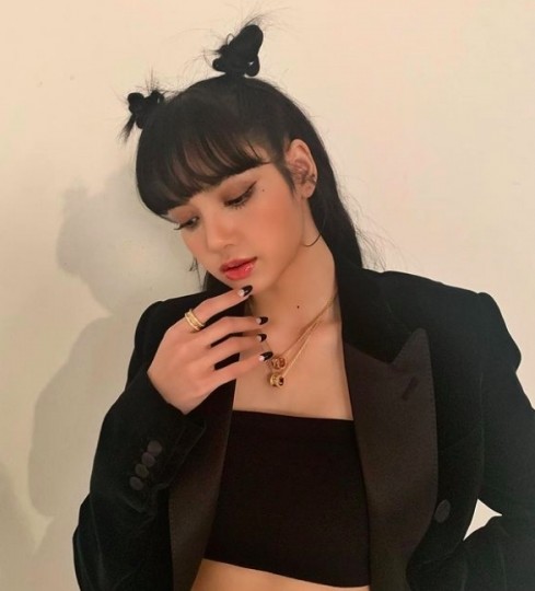 穿搭方面，她們也十分喜愛oversize的西裝外套，這讓她們苗條的身材增加點霸氣！同為熱愛跳舞的她們，露起腰來也十分迷人～