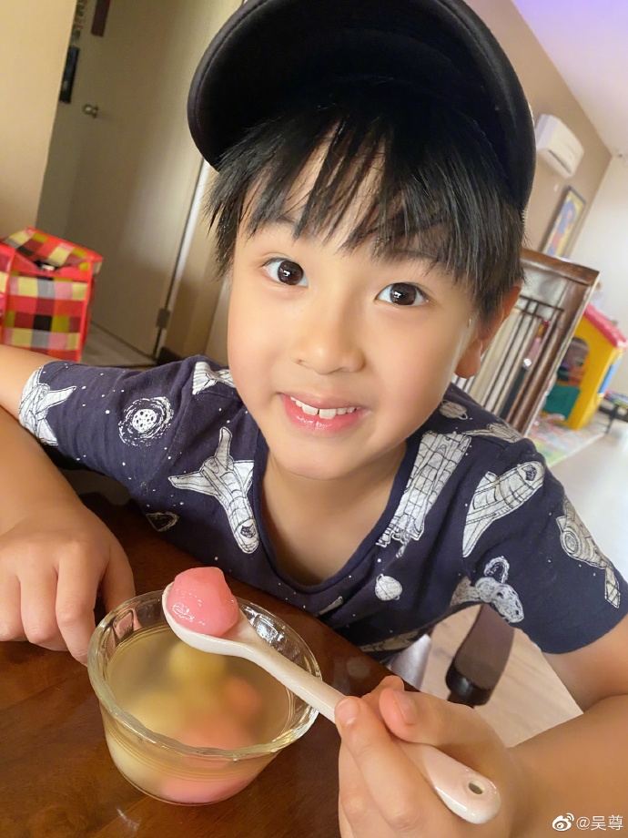 【爸爸去哪兒5】7歲的Max的輪廓越大越明顯,長得超帥氣的,集齊了爸爸吳尊與媽媽的好基因,樣子也比小時候明顯有些變化