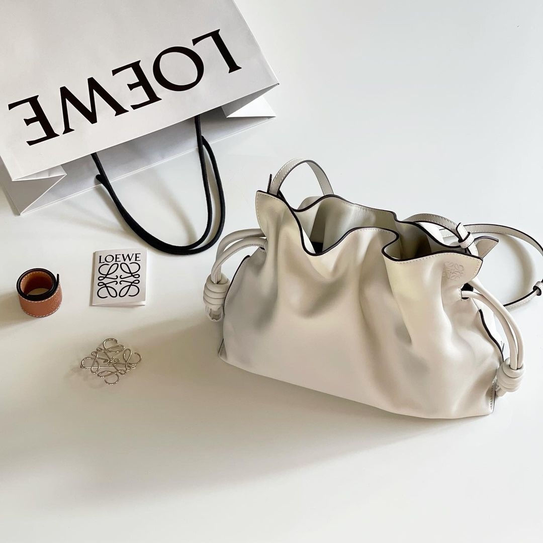 這款備受不少日本女生熱捧的 Flamenco mini 以柔軟皮革配上隨性線條和束繩設計,優雅之餘亦充滿女性知性氣質