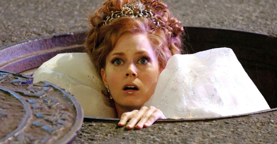 故事講述Giselle公主(Amy Adams 飾)因被遭惡毒女王的陷害,穿越時空到了紐約曼哈頓,與當地的一名律師Robert(Patrick Dempsey飾)相識,隨後展開一場浪漫又奇妙的故事。