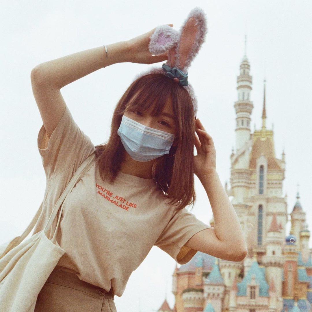 肥蛙是香港藝術型的YouTuber,因其可愛的插圖,靠著自己手繪的「肥蛙」開始為人熟悉,是一個非常有才華的女生!