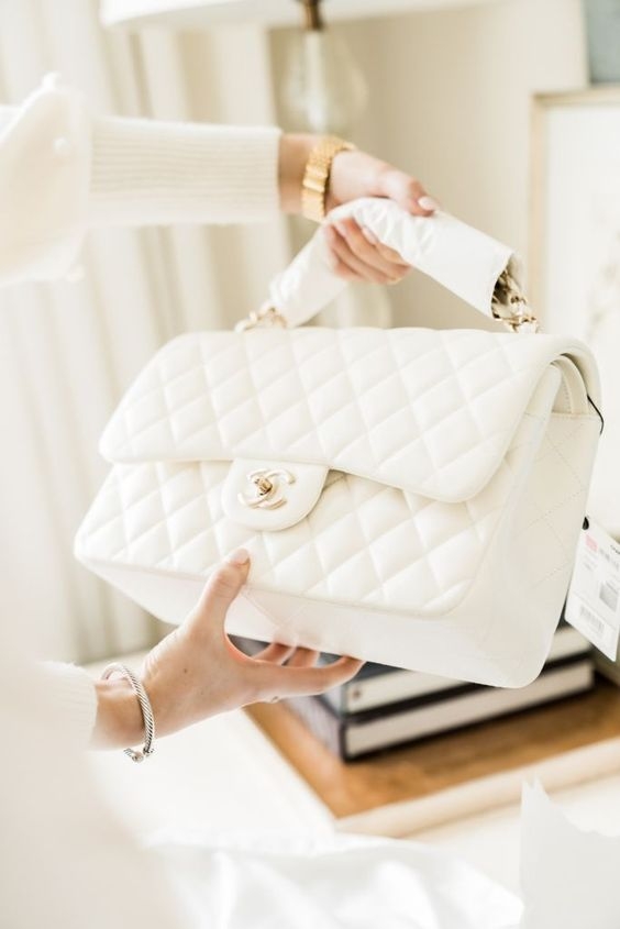 【Chanel加價2021】Medium 、Jumbo和Maxi尺寸平均上調了3.9%至4.6%,每個價格都增加了USD$300(約HKD$2,325