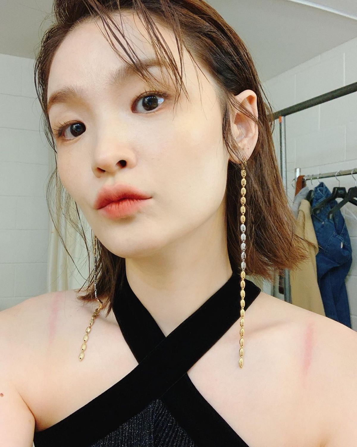 田美都作為女演員樣貌不算最好,五官更並不是那種驚艷的美。第一眼看她的臉型因為比較短可能會覺得奇怪,但是在拍攝的氣質和氣場就不容質疑~不她在劇中展示的知性美和成熟感讓人對她改觀!