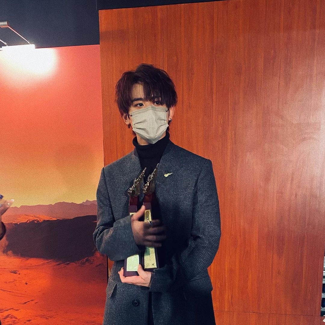 「叱咤樂壇我最喜愛的男歌手」和「叱咤樂壇我最喜愛的歌曲大獎」兩大獎項的姜B(姜濤)
