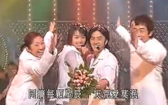 不久後,鄭伊健與梁詠琪因合作舞台劇《仲夏夜狂想曲》撻著,鬧出「奪面雙琪」事件!