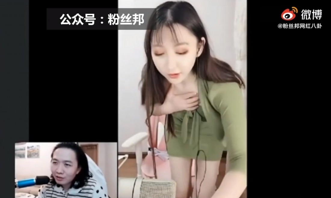 【內地網紅濾鏡】在聊天的途中,這位女網紅就想搞搞新意思,主動提出要表演才藝給觀眾看,於是就打算站起身來,更用手遮著前面的胸口位置以妨走光