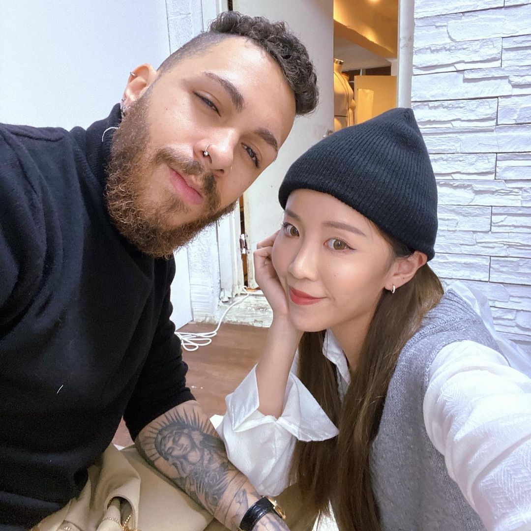 現年30歲的人妻Liz現居於韓國,頻道主要分享韓國資訊及生活趣事,有時更會跟老公「小巴西」一起拍片,不時網民都喜歡看兩人的甜蜜日常互動,其影片更新速度很快
