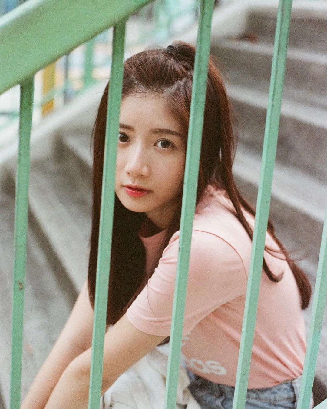 Jessica 因為出演 YouTube 頻道「試當真」短片《教父》而人氣急升,作為 IG 網店 model 的她,上鏡樣貌甜美可人,IG相亦都以唯美的女神風格為主
