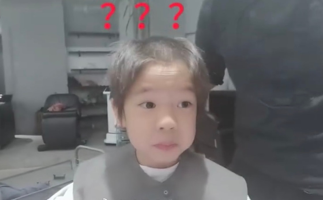 【爸爸去哪兒5】在嗯哼剃短頭髮時,因髮型師先為他剷去頭頂的頭髮,所以就呈現了超搞笑的地中海頭