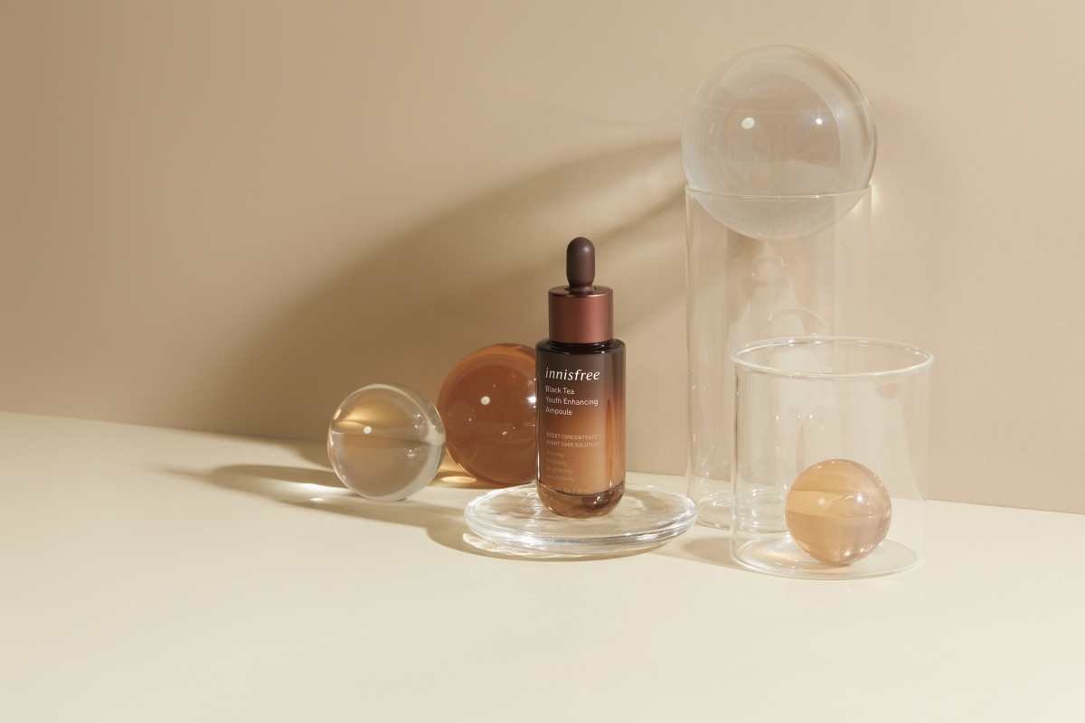 【敏感肌護膚品推介2021】「紅茶逆時活膚修復精華」內含維他命B3、透明質酸、尿囊素等多個抗老活膚成分,加強肌膚防禦力!