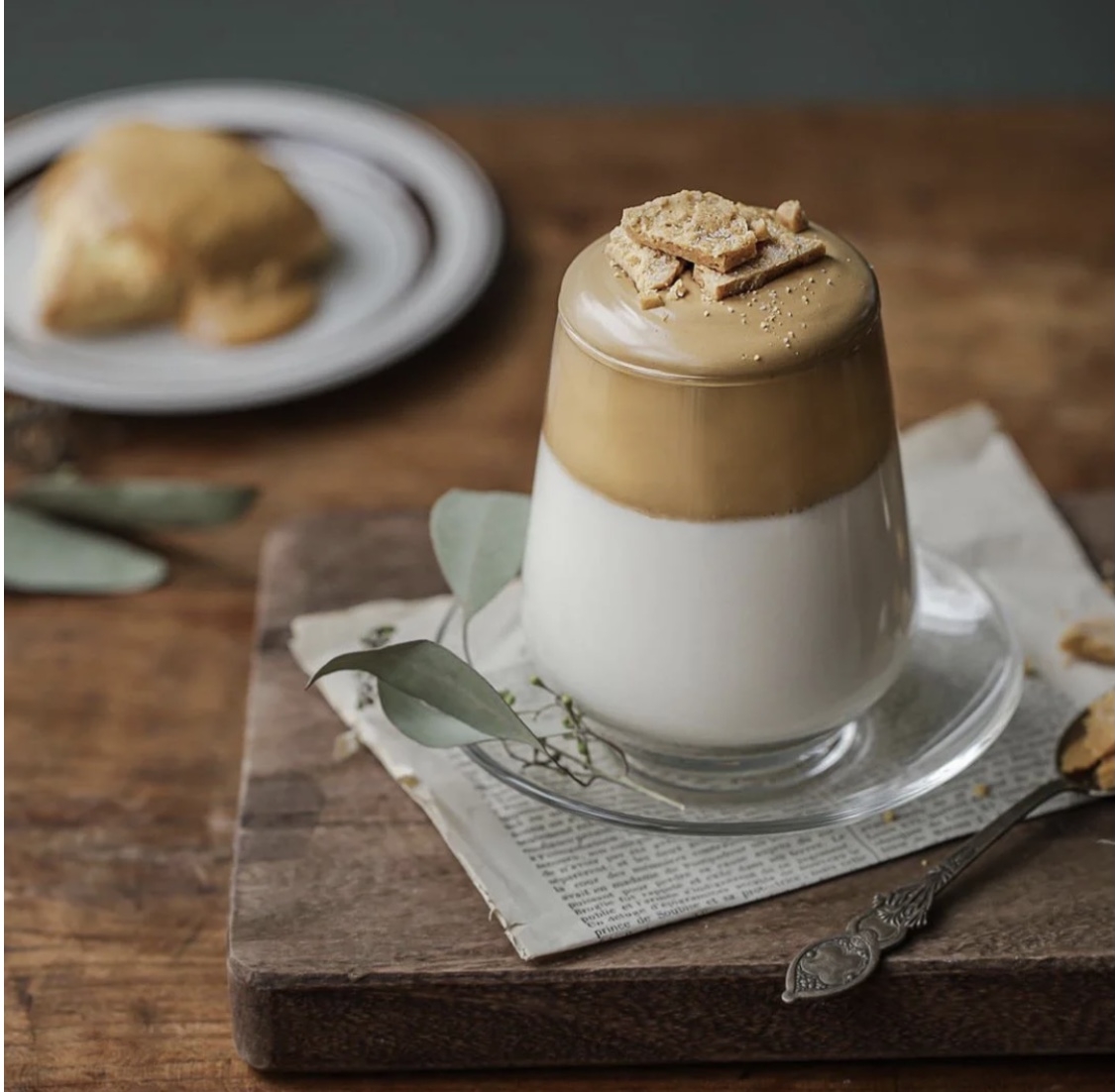 說到外型特別又有新意的咖啡,不得不提「400次咖啡」了吧!400次咖啡的原名其實是「焦糖奶蓋咖啡」,奶蓋需要靠手動攪打400次才能出現那綿密如雲朵般的狀態和口感!無論外貌和口感都讓人十分驚喜。近年,又有幾種新款的特色咖啡面世,款款都非常精美~