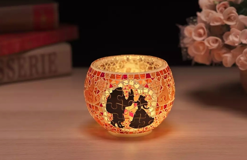 Belle的款式也用了橙紅色的配色,公主優雅的長裙也在飄逸~這一款都十分適合送給情人,另一面展示著經典「美女與野獸」的共舞畫面,超級夢幻。