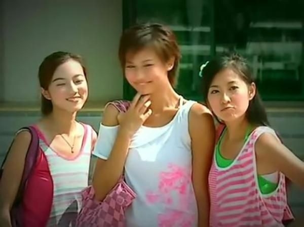 陳自瑤被TVB看中,於是就把她簽為旗下藝人,當年陳自瑤的第一部劇就是《赤沙印記@四葉草.2》,這部青春偶像劇在當年可說是超熱播