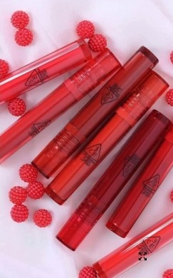 3ce的這款Flash Lip Tint包裝已經透明感十足,拿在手上有滿滿的時尚感!這款唇釉非常閃亮,顏色也非常出色,有7款顏色選擇,是重唇妝的好選擇~