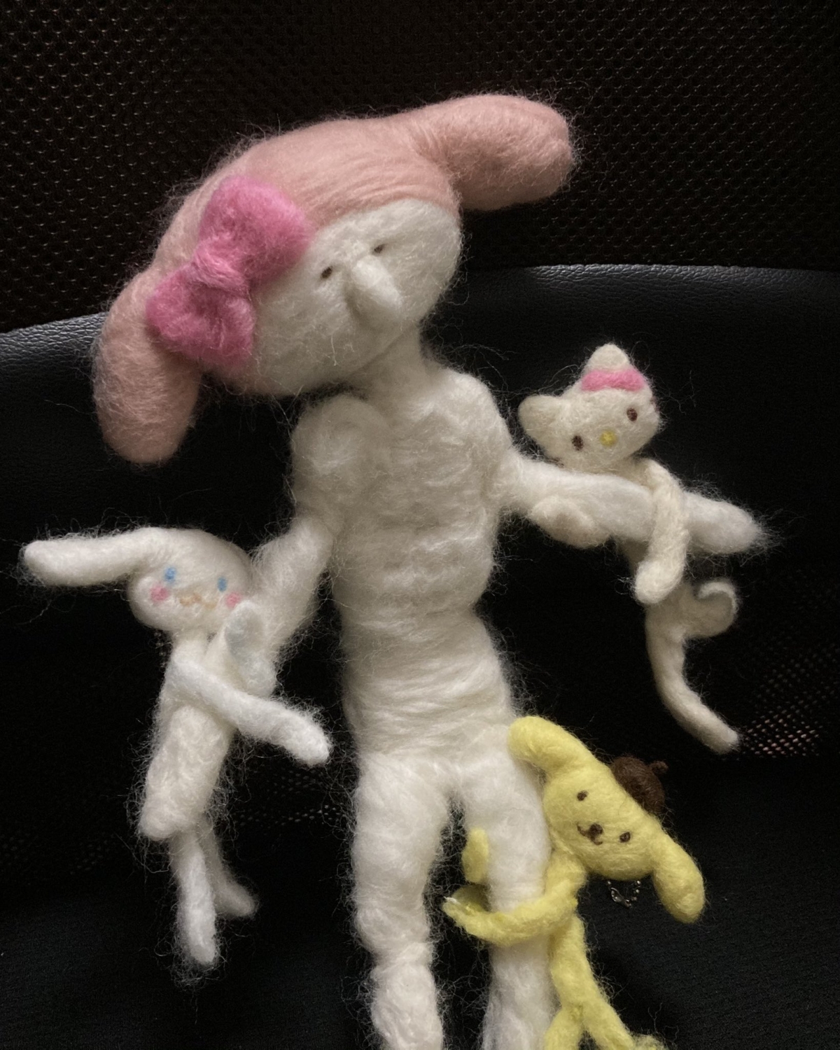 原來Sanrio家族的其他成員，Hello Kitty和玉桂狗也全遭殃，無一倖免～版主還把他們放在一起拍了一張活潑生動的家庭照，他的作品全都有著長長的怪異身軀，讓一眾角色看起來真的是一家人，深受網民熱捧！你又喜歡這個版本的Sanrio人物嗎？