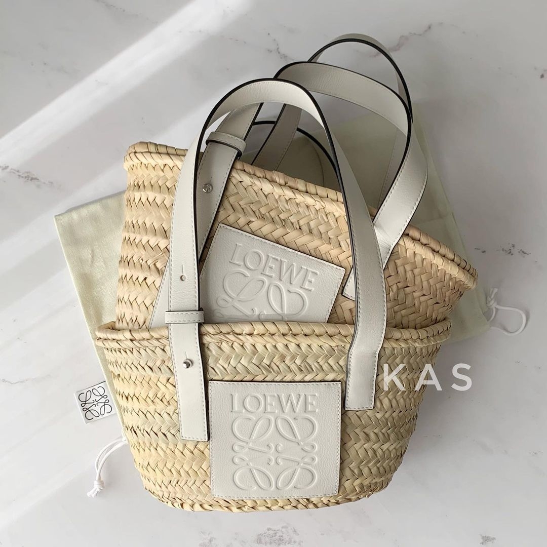 【名牌手袋】這款LOEWE以拉菲草手工編織而成的手袋根本就是春夏專屬款，也很適合與閨蜜野餐時帶上它！