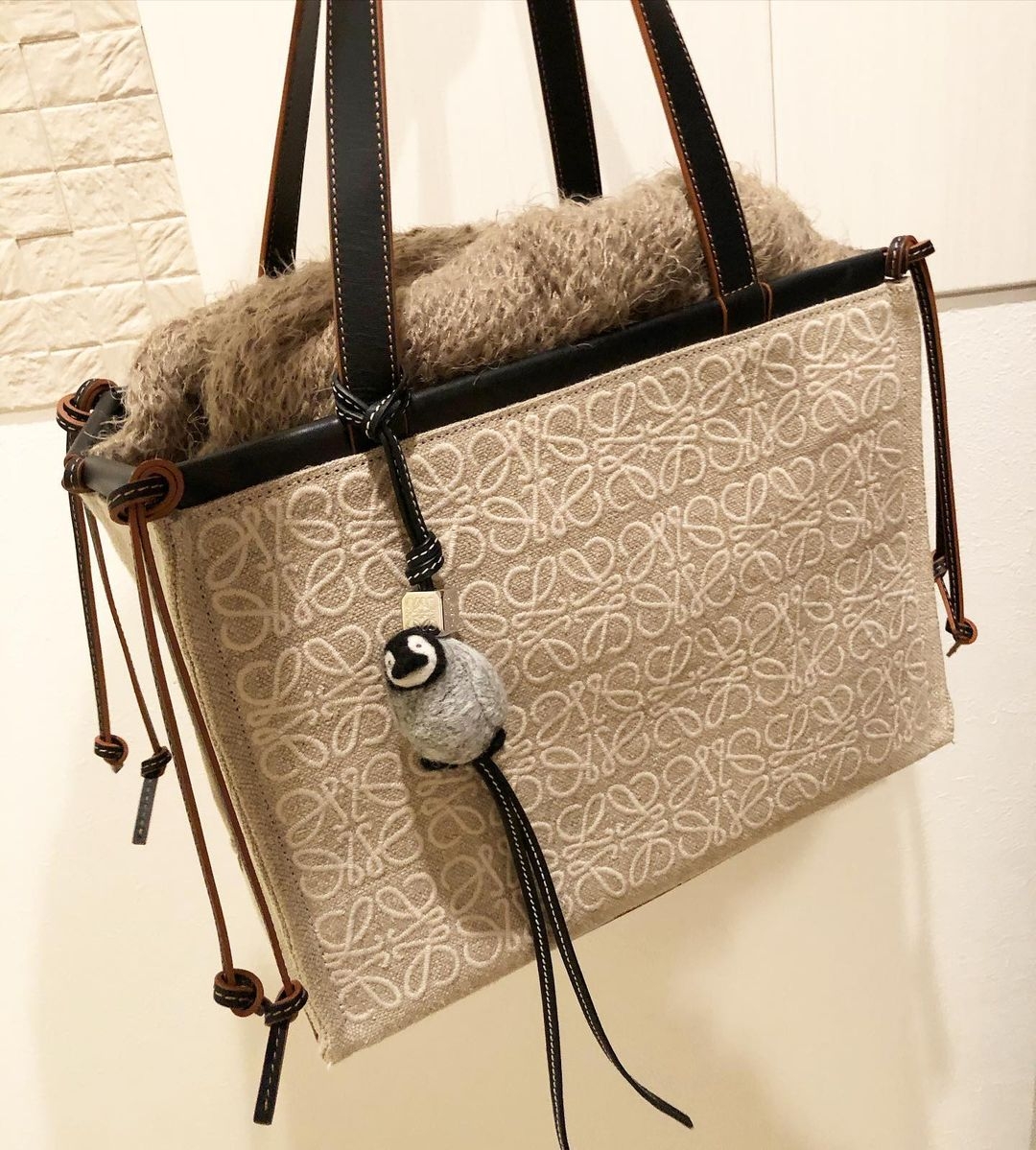 【名牌手袋】喜歡揹大容量手袋的你，就絕不能錯過這款長形Tote Bag～同是以Anagram圖騰作為主要的設計！