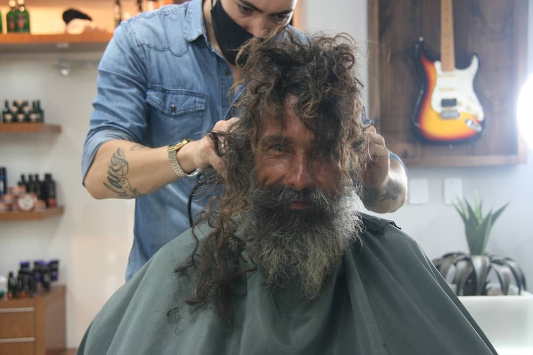 45歲的João Coelho Guimarães是一名在巴西街頭流離失所近三年的流浪漢