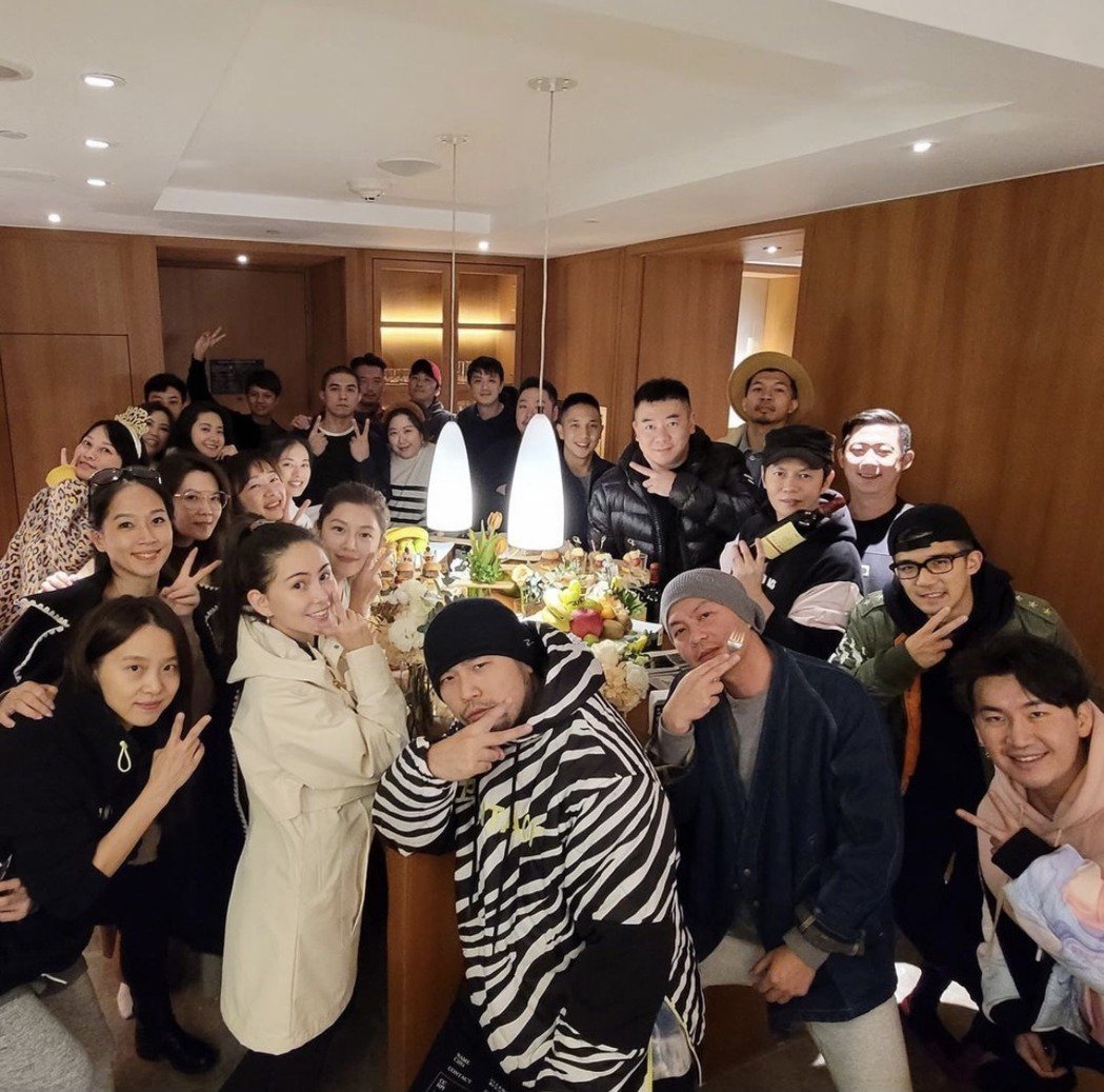 周杰倫與老婆昆凌在去年除夕夜與大班好友聚餐開Party,更上載合照到社交平台上賀年,指:「Happy New Year 2021 GoGoGo」,氣氛超融洽~身穿白色連身裙的昆凌也看起來氣息超好,夫婦倆成為了照片亮點!