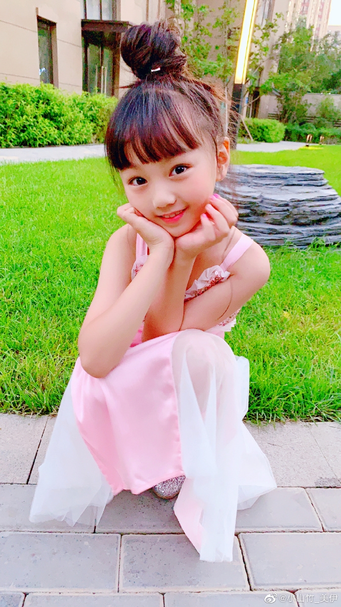 【爸爸去哪兒5】小山竹從小就擁有宛如天使般的美顏,現時變瘦了反而更顯成熟,已經長得很有大人感,而且超重的少女味