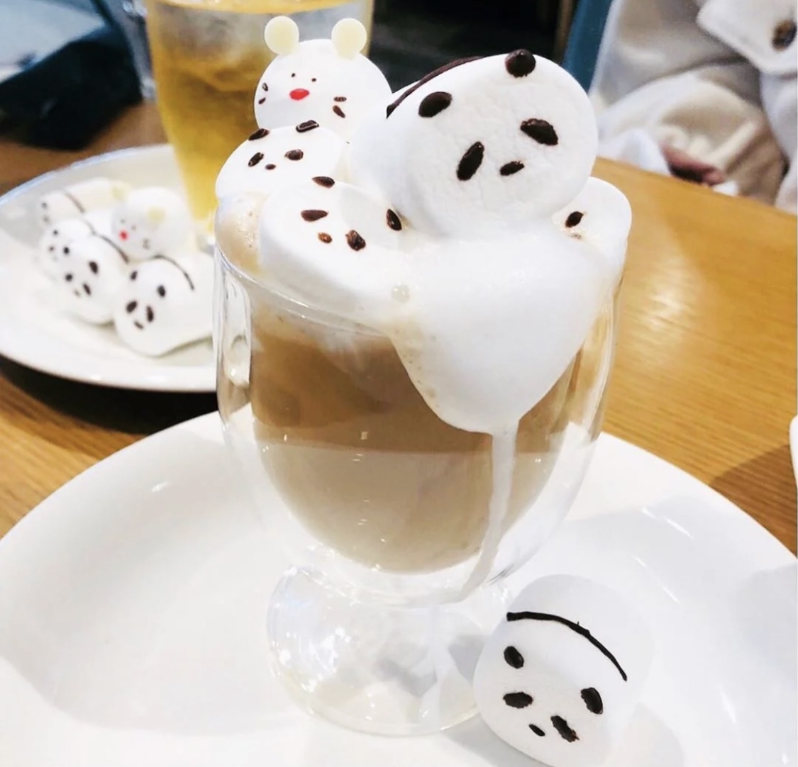 在日本就流行棉花糖咖啡,把不同造型的棉花糖擺在熱咖啡上,熊貓和雪人的棉花糖也非常,看著它們溶化在咖啡上真的十分療癒啊,外型也十分吸引,拿著杯子打卡秒變萌妹~棉花糖的甜味混合在咖啡上,是意想不到的配搭,適合愛甜的螞蟻女生~