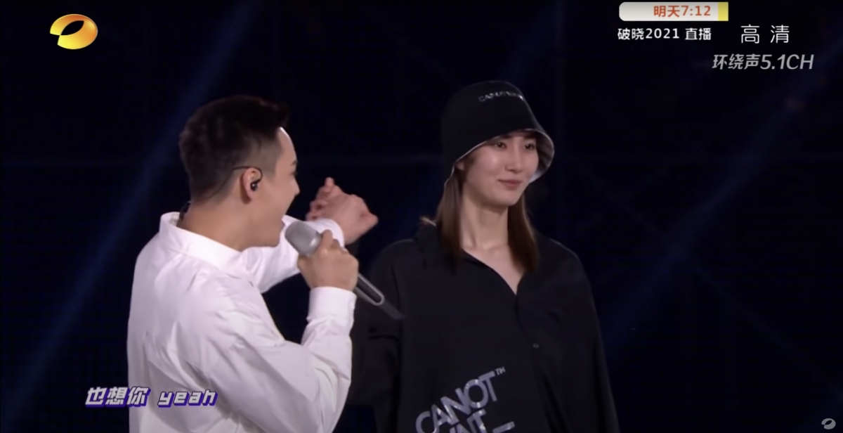 當數位模特兒隨著陳偉霆的歌唱陸續登場,她們亦有與陳偉霆作出互動,