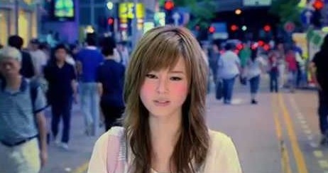 傅穎(Theresa)由本身有個性的外型變成了超少女感的娃娃樣,同樣是染了一頭金毛髮色,戴上有色大眼con