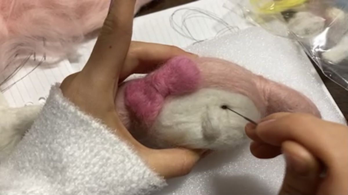 一眾網民猜測是版主在弄好頭部後，發現不夠羊毛而不知所措繼而「暴走」製作～