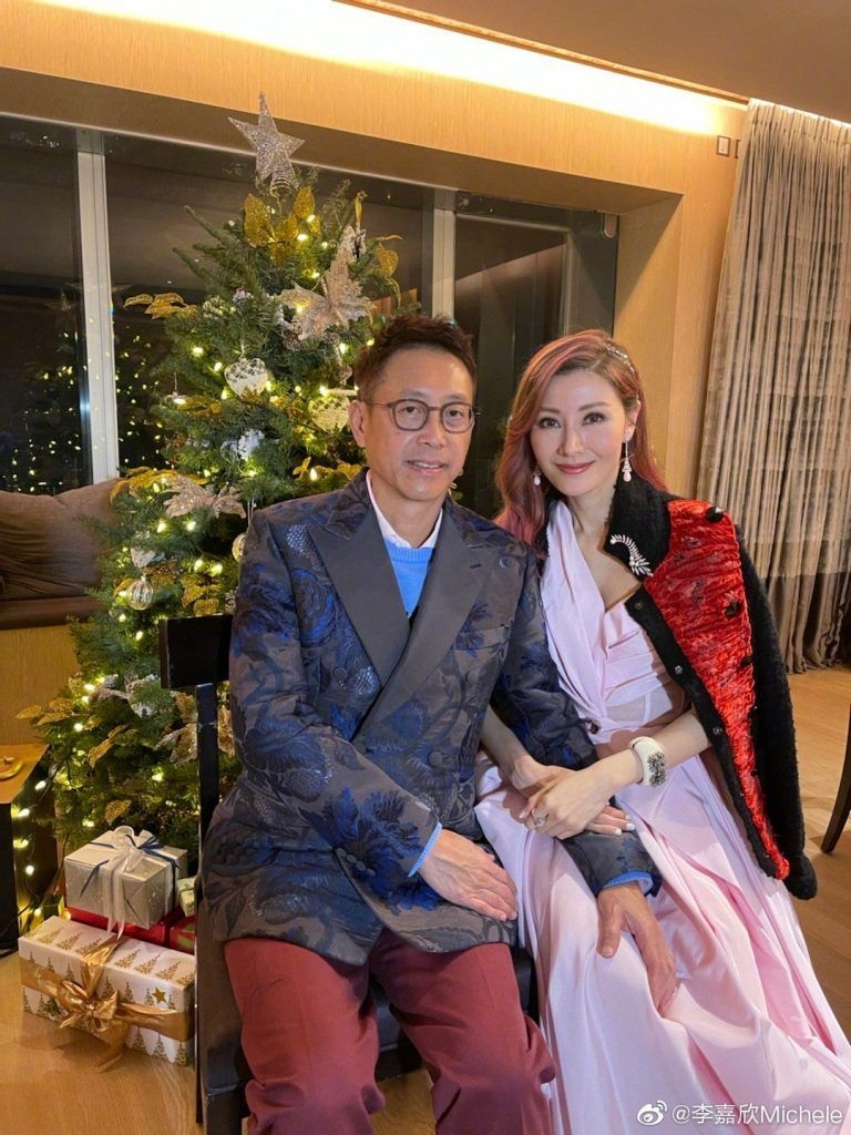 【娛樂圈高學歷女神】李嘉欣入行後也不斷努力進修,學習多國語言,除了廣東話與上海話,本身也精通英語、日語、葡萄牙語、意大利語