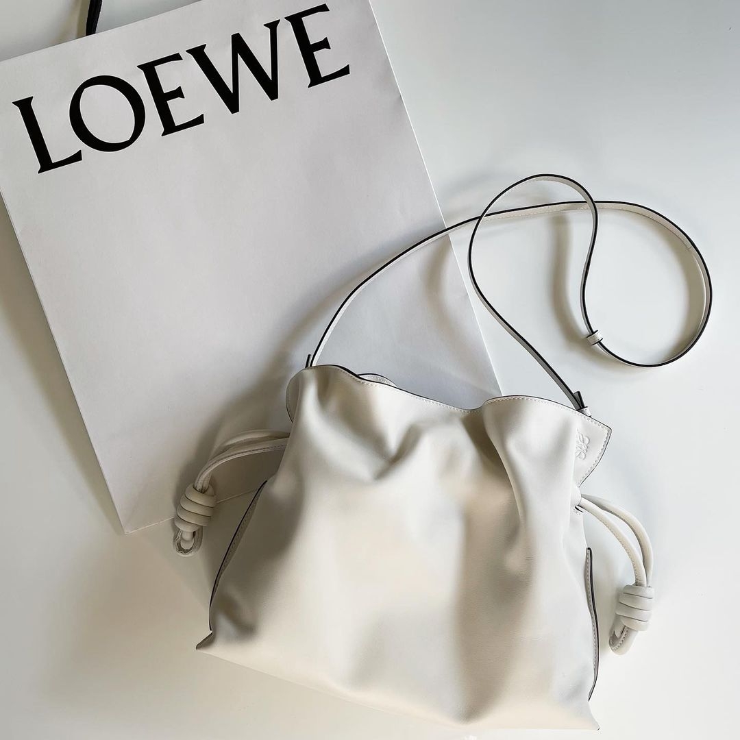 這款備受不少日本女生熱捧的 Flamenco mini 以柔軟皮革配上隨性線條和束繩設計,優雅之餘亦充滿女性知性氣質