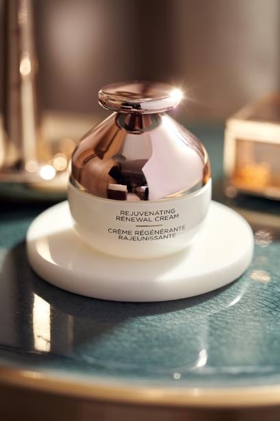 【敏感肌護膚品推介2021】系列的白松露活顏煥肌面霜可萃取自白松露中200多種不同的活性分子,為肌膚提供充沛再生養分