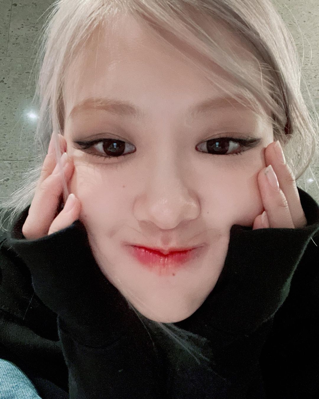 而焦點就在Rosé的雙眼身上,有網民直指Rosé的眼睛大小是以前的兩倍