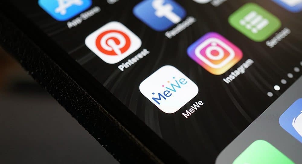 【MeWe VS Facebook】近來最多港人熱議的事除了WhatsApp的刪除潮及Signal的移民潮,MeWe與 Facebook同樣也引起極高的討論度!