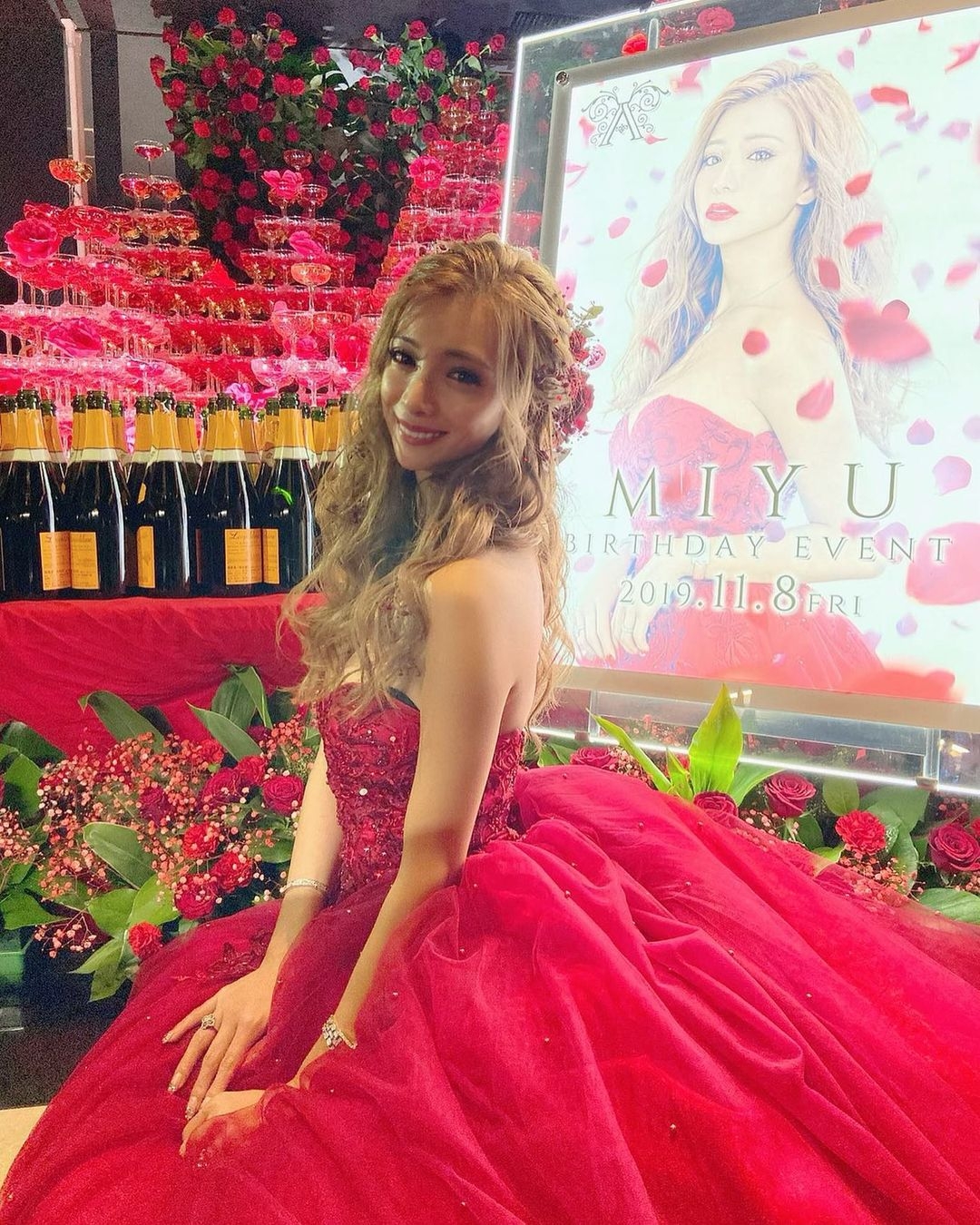 【日本陪酒女】來自日本的25歲女生みゆう(Miyuu)身兼兩職,靠陪酒妹工作賺錢,還靠這份工收入大增