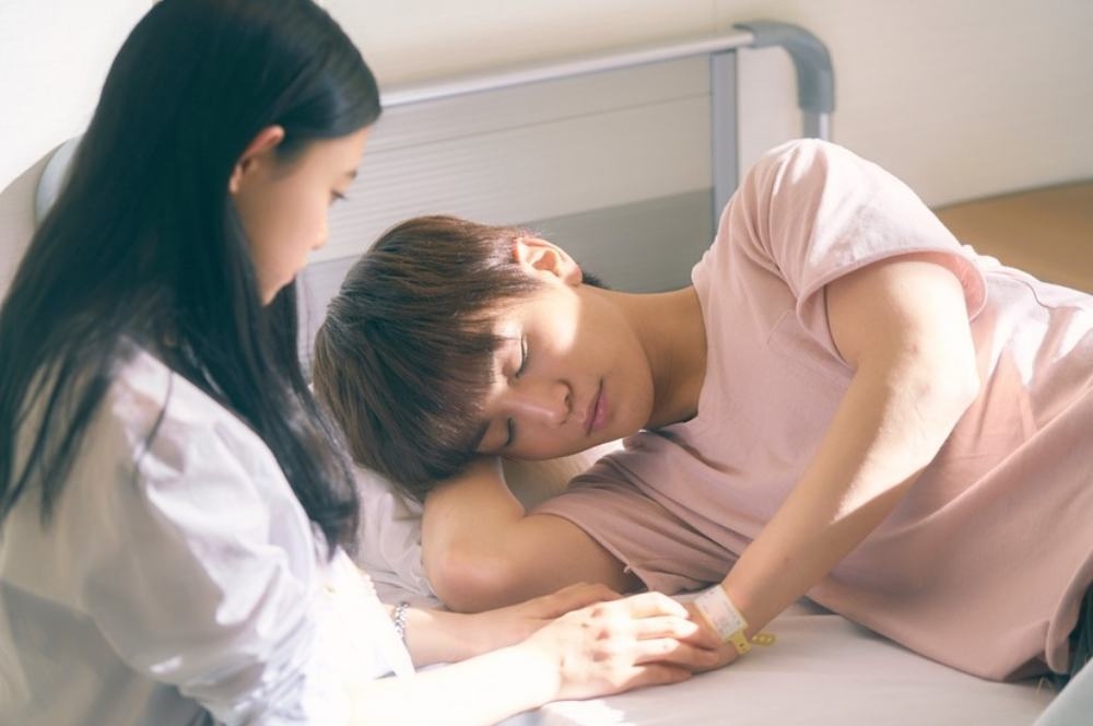 他指他試過求助過家人朋友,但得到的回應幾乎都是:「怎麼可能你一個快180的打不過不到160的」,嘲笑他「沒用」和「丟臉」。這一次的「小被被」事件也讓他反省自己,反省關係,並在討論區求助。