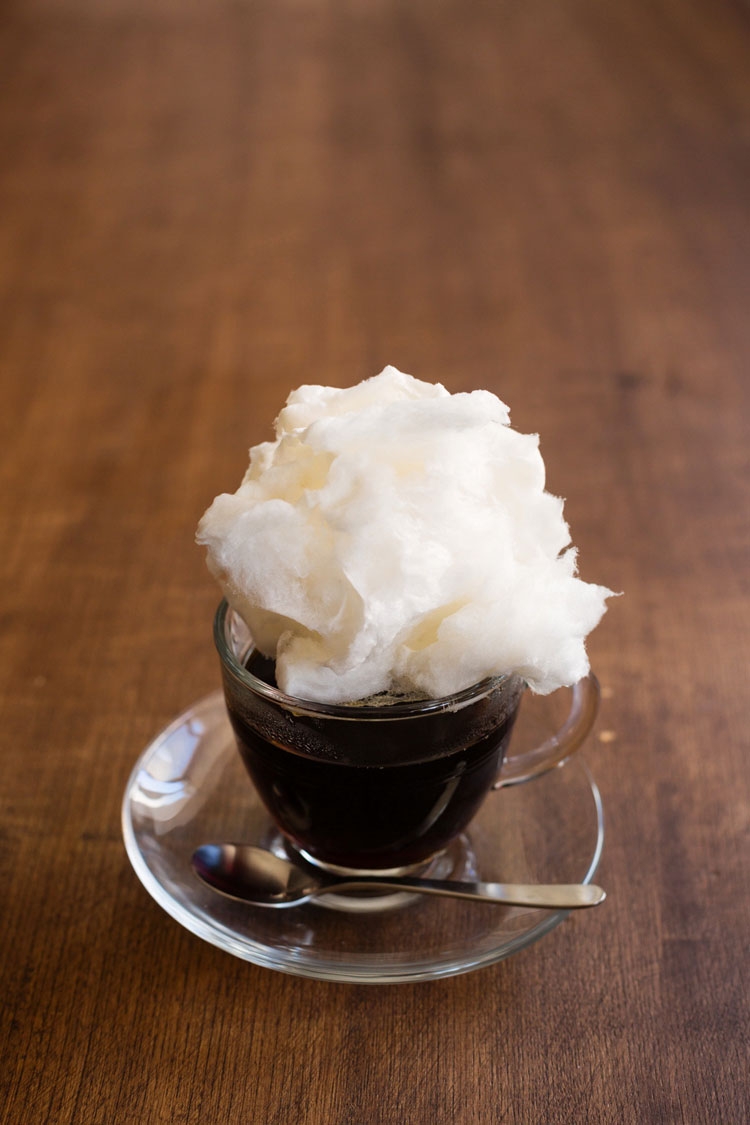 雖然現在因疫情無法往日本旅遊一試,不過無印良品也推出了專屬的「棉花糖雲朵咖啡」食譜,讓港人在家中都可以一嚐!無印良品推薦把空氣般的棉花糖用竹籤等工具分拆至鬆軟狀態,然後把如雲朵般的棉花糖放置於咖啡上品嚐~